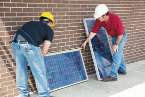 zonnepaneel-installateur meten de zonnepanelen