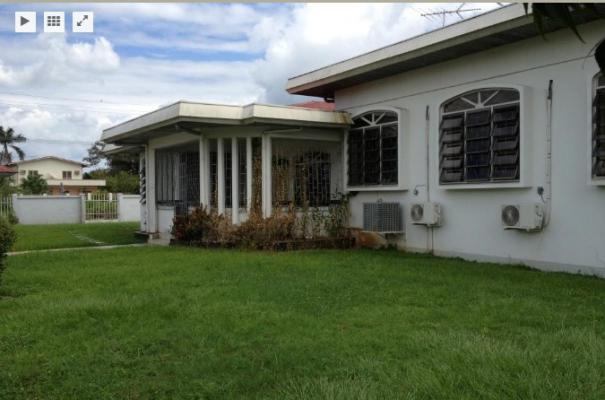 Suriname ~ Paramaribo - Meergezinswoning