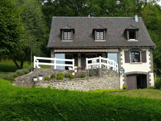 Woonhuis te koop in Frankrijk - Auvergne - Puy-de-Dôme - Egliseneuve d Entraigues - € 195.000
