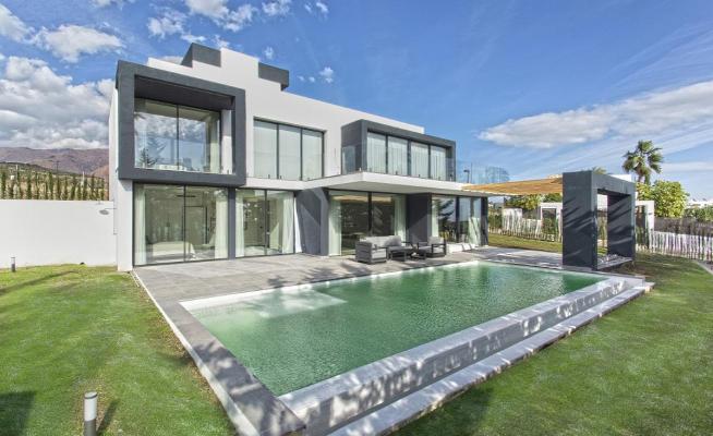 Villa te koop in Spanje - Andalusi - Costa del Sol - Estepona -  1.499.000