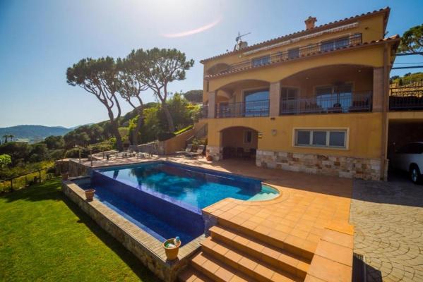 Villa te koop in Spanje - Catalonië - Costa Brava - Castell-Platja D`aro - € 1.575.000
