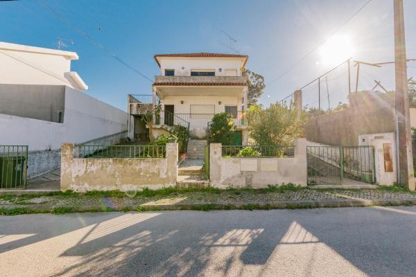 Meergezinswoning te koop in Portugal - Setbal - Almada - Charneca de Caparica -  448.000