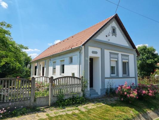 Hongarije ~ Pannonia (West) ~ Baranya (Pcs) - (Woon)boerderij