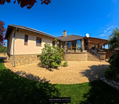 Hongarije ~ West en Balatonmeer ~ Fej�r (Sz�kesfeh�rv�r) - Villa