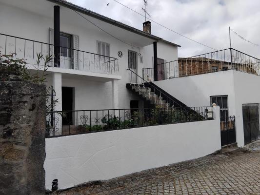 Portugal ~ Guarda ~ Sabugal - Halfvrijstaand