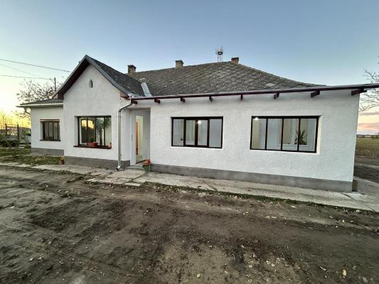 Hongarije ~ Zuid - P�cs en Vill�ny ~ Tolna (Szeksz�rd) - Woonhuis