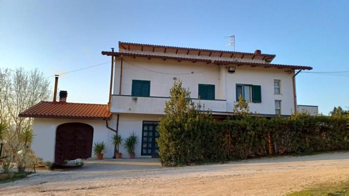 Italië ~ Abruzzen / Abruzzo - (Woon)boerderij