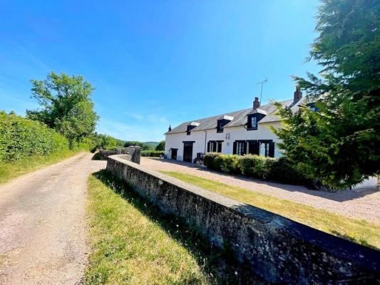 Frankrijk ~ Bourgogne ~ 58 - Nièvre - Maison en pierre
